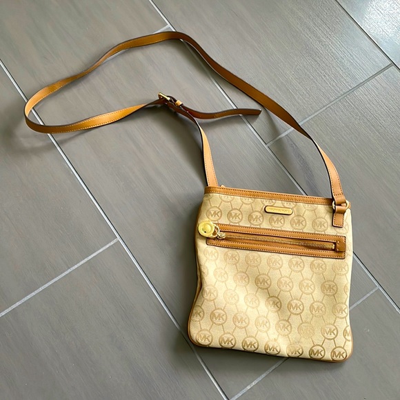 ❌SOLD❌ Michael Kors Women Crossbody Bag- Tan/Gold - Picture 3 of 17